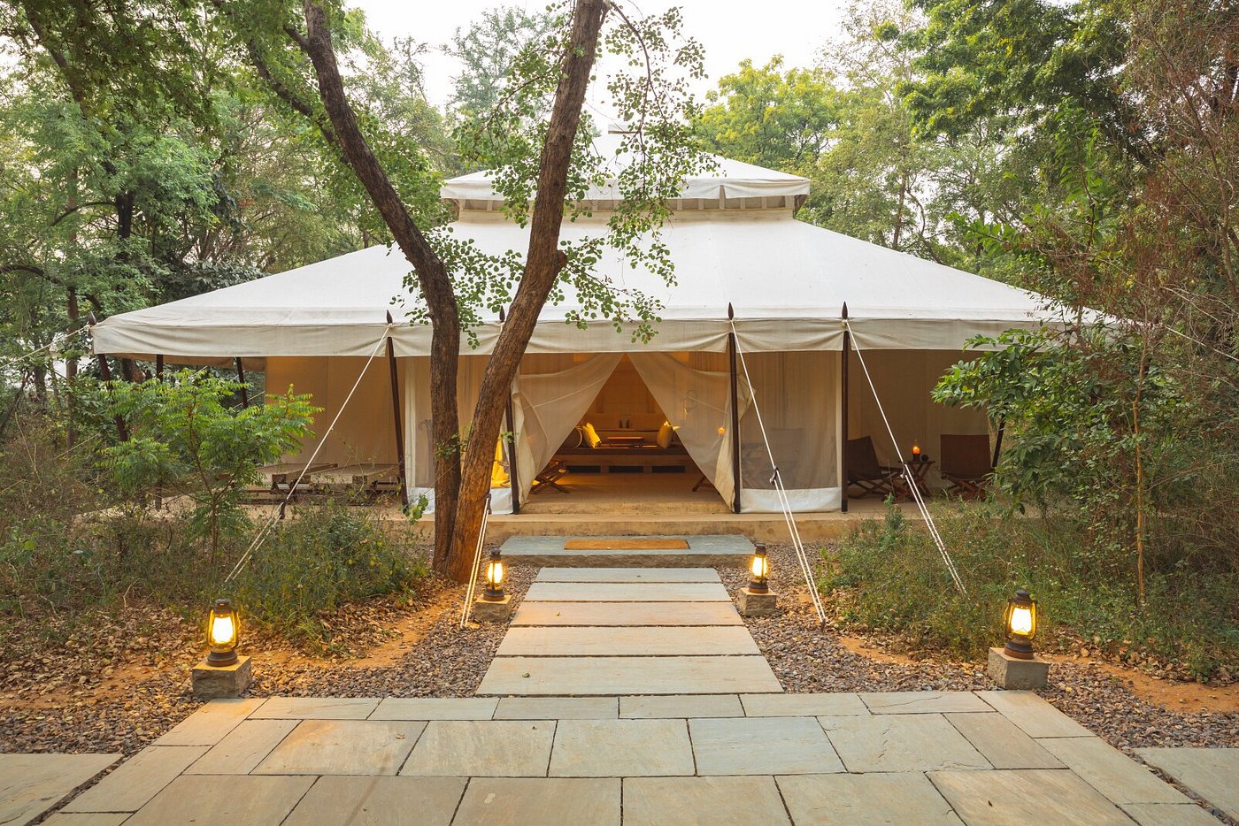 Aman-i-Khás luxury tented resort in Rajasthan, India, set amid the wild Aravalli landscape with elegant Mughal-inspired design and serene natural surroundings